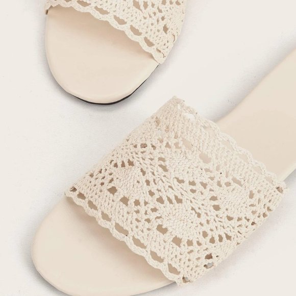 Lace flower cream/beige flat sandals - Size 9 - Picture 3 of 3